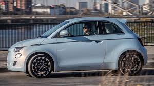 Nuevos niveles de equipamiento disponibles para elegir. Fiat 500 Elektro Testfahrt Reichweite Preis Bilder Adac