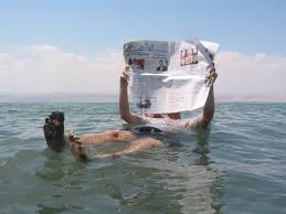 Il mar morto è il punto più basso della terra e uno di quei luoghi assolutamente da vedere durante un viaggio in giordania. L Acqua Del Mar Morto E Cosi Densa Che Puoi Semplicemente Sdraiartici E Galleggiare Anche Stando Fermo