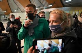Russia's leading kremlin critic, alexey navalny, was detained by police in the outskirts of moscow on sunday, moments after his return to the country and five months after he was poisoned with the nerve. Vw2e0whked86hm