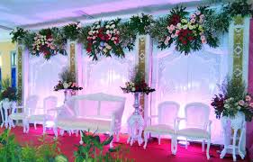 Kami toko bunga yang berada di ps bunga kayoon surabaya yang bergerak di bidang usaha florist dan dekorasi, menerima pesanan, pembuatan dan pengiriman segala produk karangan bunga dan dekorasi pengantin,kami melayani bermacam macam dekorasi seperti dekorasi jawa (gebyog),dekorasi tradisional,dekorasi modern. Dekorasi Pelaminan Yang Murah Tapi Bagus