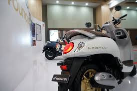 Harga honda scoopy fi dan spesifikasi honda scoopy fi mulai dari kelebihan, kekurangan, desain, mesin, suspensi, dimensi, fitur, dan gambar. 5 Perbedaan Honda Scoopy Lama Vs Baru Moladin