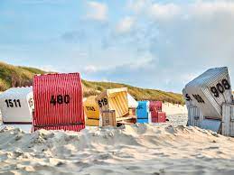 Endlose dünen und lange weiße strände prägen die landschaft und bieten sich je nach wetterlage zum baden oder spazierengehen an. Badeurlaub In Ostfriesland Die Schonsten Strande Der Nordsee