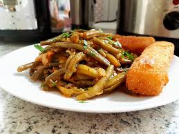 Amestecam pana se incorporeaza usturoiul. Pastai Cu Usturoi Garlic Bean Pods Slow Cooking With Love