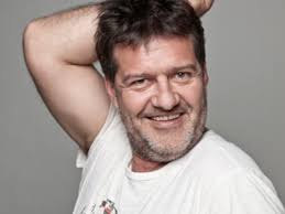 .hadházi lászló debrecenből, ceglédi zoltán zuglóból, litkai gergely a corvin sétányról, a dumaszínház közvetlen közeléből, kovács andrás péter vidéki dolgozószobájából, illetve a. Med In Hungeraj Hadhazi Laszlo Onallo Estje Szinhaz Hu