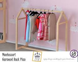 Montessori Kleiderstander Plan Mini Kinder Kleiderstander Holzstander Madchen Kleiderstander Dress Up Lager Garment Racks Diy Clothes Rack Dress Up Storage