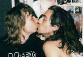 Il fisico mozzafiato fa impazzire i fan foto a 31 anni federica pellegrini è una donna bellissima e di grande successo. Maneskin Bacio Fra Damiano E Thomas Stanno Insieme La Risposta Del Cantante