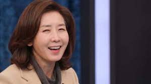 1963년 12월 6일 홍신학원의 설립자이자 이사장인 나채성의 4녀 중 장녀로 서울 동작구에서 태어나 서울에서 자랐다. ë‚˜ê²½ì› ì˜ˆëŠ¥ í•œ ë²ˆ ì¶œì—°í•œ ê±° ê°€ì§€ê³  í•œê²½ë‹·ì»´