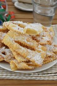 Le chiacchiere, tradizionale dolce di carnevale assumono diversi nomi: Pin Su Fritte