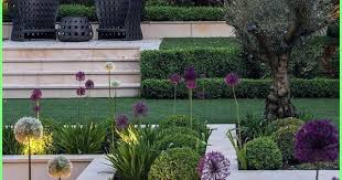 50 Decor Modern Landscaped Garden With Round Box Hedges Multiple Levels And Agapanth Moderne Landschaftsgestaltung Moderne Gartenentwurfe Gartendesign Ideen