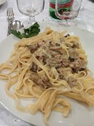 Un attimo prima di spegnere il fuoco aggiungiamo la panna e il parmigiano grattugiato. Tagliatelle Funghi Porcini Panna E Salsiccia Picture Of Ristorante Pizzeria Mare E Monti Pontelatone Tripadvisor