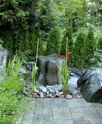 Wasserspiel selber bauen , schöner. Brunnen Wasserspiele Im Garten Design Stein Kies Pflanzen Thuja Gartenbrunnen Brunnen Garten Aussenbrunnen