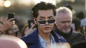 Born 6 november 1990), known professionally as kris wu, is a chinese canadian actor, singer, record producer, and model. Zo4km6idqnagm