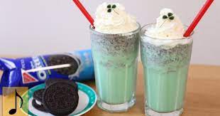 Selain yakult, oreo juga jadi salah satu produk yang kerap dikreasikan jadi minuman segar. 7 Kreasi Minuman Kafe Berbahan Oreo Buatmu Yang Bosan Nyeduh Coffee Mix Sasetan Yuk Bikin