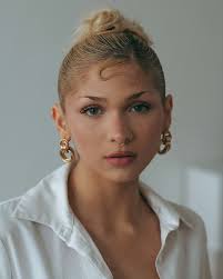 In studio with Kora ✨ It is highly unfortunate when you realize that you  had the perfect light inside the studio and there is no way for me to copy  and paste