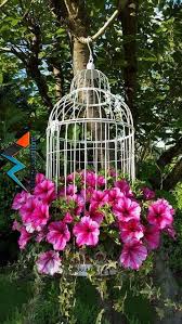 Decorate The Garden With Salvaged Objects Or Ecological Aesthetics Aesthetics Den Garden Bothed Objects Flower Garden Design Garden Art Flower Garden