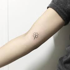 Kleine Klavertjeviertattoo Geinkt Op De Rechterarm Minimal Tattoos Tatoeage Arm Dovmeli Kadin Mini Tattoos Minik Dovmeler
