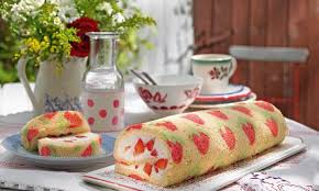 Fruchtige Erdbeer Rolle Rezept Erdbeeren Rezepte Lebensmittel Essen