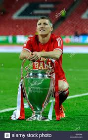 August 2013 posted in champions league. Bastian Schweinsteiger Mit Dem Pokal Uefa Champions League Finale 2013 Borussia Dortmund Fc Bayern Munchen Wembley Stadion Stockfotografie Alamy