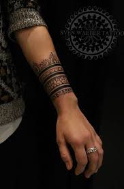 Best Small Tattoo Placement Ideas For Female Female Ideas Placement Small Tattoo Erkek Dovmeleri Polinezya Dovmeleri Kol Bandi Dovmesi