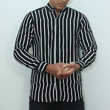 Apr 21, 2020 · kenakan kemeja dengan tambahan warna cerah dan corak. Kemeja Pria Lengan Panjang Garis Hitam Dan Putih Salur Shopee Indonesia