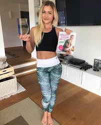 Anzeige 💕 #happyhumpday 😄 🏻 heute zeige ich euch eine lieblingsübung aus meinem trainingsbuch… Sophia Thiel Mit Eigenem Buch Auf Platz 1 Fitpedia Fitness News Medizin Supplement Review Nutrition