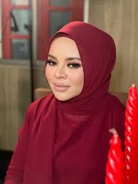 Isteri kepada pelawak dan usahawan. Gzdoaixnckhd M