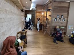 Memasuki premis, penulis menaiki anak tangga satu demi satu, sambil diperhatikan oleh beberapa penghuninya yang comel tapi di sudut hati lahir perasaan belas kasihan. House Of Cat Shah Alam