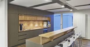 Moderner Aufenthaltraum Mit Kuche Personalraum Aufenthaltsraum Kuche Theke Barhocker Holz Grifflos Eiche Wa Kuche Grifflos Aufenthaltsraum Einbaukuche