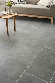 Hoje, a leroy merlin brasil possui 45 lojas distribuídas em 11 estados brasileiros e o distrito federal. Un Carrelage Beton Dans Le Salon Carrelage Sol Carrelage Sol En Beton Teinte