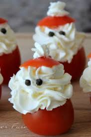 Arrostire dei peperoni e poi sfilettarli è l'ideale per preparare degli involtini da inserire in un buffet a base di antipasti freddi. Pomodori Ripieni Babbo Natale Pomodori Ripieni Antipasti Di Natale Antipasti