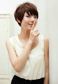 Thanks to the curled hair ends, the haircut embraces your face beautifully. Pixie Cut Korean Short Hairstyles For Round Faces Bpatello