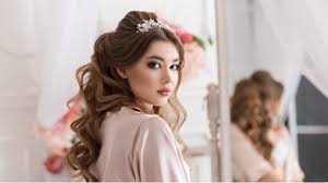 11 idee copiate alle star. Sposa E Principessa Con Queste Acconciature Da Sposa Per Capelli Lunghi Vita Insieme
