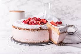 Erdbeer Kasesahne Torte Life Is Full Of Goodies Rezept Kuchen Und Torten Lebensmittel Essen Cremekuchen