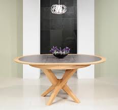 Cette table à manger ronde est parfaitement dans la tendance actuelle. Table Ronde Contemporaine Diametre 120 Cm En Chene Avec Un Pieds Central Et 1 Allonge Portefeuille De 50 Cm Ceramique Iron Grey Meuble En Chene