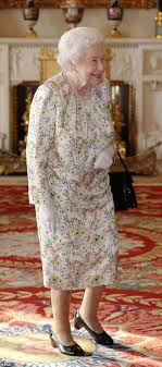 Queen Offers Butler Job At Buckingham Palace For 8 96 An Hour Queen Elizabeth Her Majesty The Queen Queen Elizabeth Ii