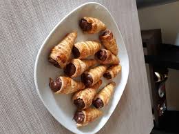 I bastoncini di pasta sfoglia al formaggio sono delicati stuzzichini salati ideali come aperitivo o per impreziosire il vostro cesto del pane. Ricetta Cannoncini Di Pasta Sfoglia Con Crema Pasticcera Al Dolcidee
