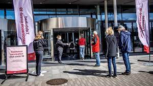 Inledningsvis kan personer i åldrarna 55 till 59 boka tid för vaccinering inom regionen. Stockholm Inleder Vaccinfas 4 Dn Se