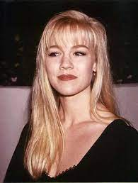 Jennie Garth At The Beginning Of The 90 S Fringe And Long Hair Jennie Garth Au Debut Des Annees 1990 Frange Hairstyle Long Hair Styles Long Hair With Bangs