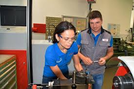 Bosch robert ag werk hallein. Lehre Am Zweiten Bildungsweg Mit Mitte 30 Angela Kranavetvogl Dreifache Mutter Absolviert Eine Lehre In Der Zerspanungstechnik Bei Bosch Tennengau