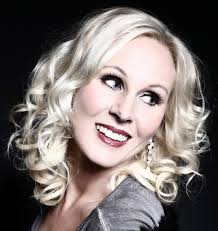 Idag får ni träffa Lena Nilsson som är född i Lysekil och jobbar som artist  och sångerska. Hon medverkade under tre säsonger på Allsång på Skansen både  med Bosse Larsson och Lasse