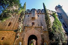 Castell de santa florentina es un sitio único que dispone de las instalaciones necesarias para llevar a cabo todo tipo de eventos como celebraciones, bodas, presentaciones, aniversarios, eventos benéficos, reuniones familiares o profesionales, reportajes fotográficos, conciertos. Zamok Svyatoj Florentiny Perfect Venue