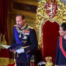 El rey Haakon VIII de Noruega jura ante el Parlamento