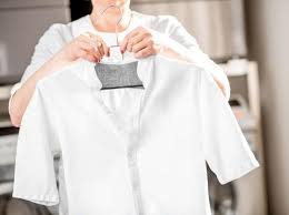 Apalagi jika kamu tak sengaja mencampurkan baju putih dengan warna lainnya saat mencuci. 5 Cara Menghilangkan Noda Luntur Pada Baju Putih