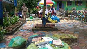 Peraturan yang terlalu ketat bisa menekan siswa tepatnya sekolah menengah di provinsi sha'anxi, tiongkok yang menetapkan peraturan ini. Taman Baca Instagramable Di Smp Negeri 16 Oku Inovatif Dan Kreatif Lihat Foto Fotonya Berita Total