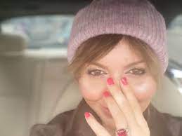 Алисе приходится постоянно прикрывать лицо на фотографиях. Alisa Arshavina Vpervye Pokazala Vblizi Izurodovannoe Lico Mk