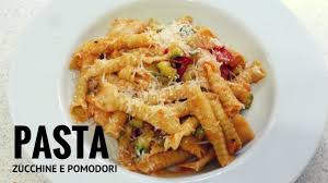 Aggiungeteci le zucchine tagliate a dadini e fate insaporire un po per circa 1 o 2 minuti. Pasta Zucchine E Pomodori Ricetta Facile E Veloce Ricette Di Gabri Kitchen Brasita Youtube