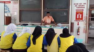 :dilahirkan di istana tiga tingkat, alor setar, kedah yang lebih dikenali sebagai istana pelamin. 10 February 2014 Jabatan Bahasa Smk Tunku Abdul Rahman