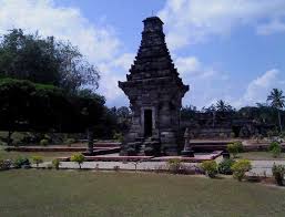 Dari pintu masuk terdapat tangga turun ke pelataran seluas sekitar 6 m2. Pesona Keindahan Wisata Candi Penataran Blitar Ihategreenjello