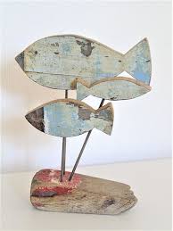 Une Seconde De Vie Pour Ces Bateaux Une Ambiance Bord De Mer Qui Appelle Ou Rappelle Les Vacances Poissons En Bois Flotte Decoration Mer Deco Bord De Mer