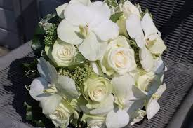 Dieser elegante hochzeitsstrauß besteht aus weißen callas und passt perfekt zum standesamt. Brautstrausse Mit Orchideen